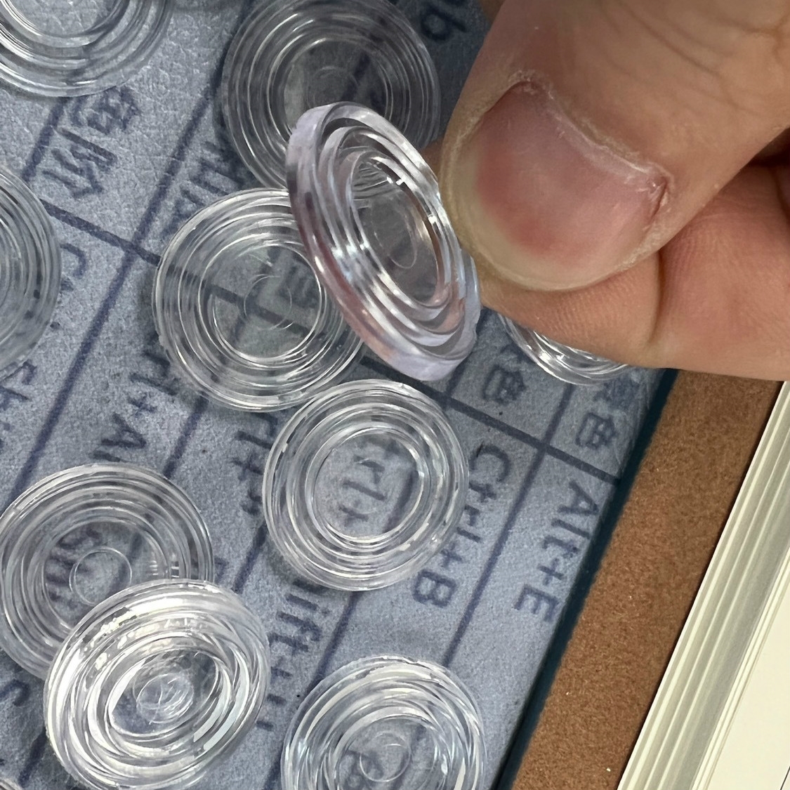 玻璃固定吸盘垫小吸盘茶几桌面木餐柜台面透明玻璃防滑垫双面吸盘