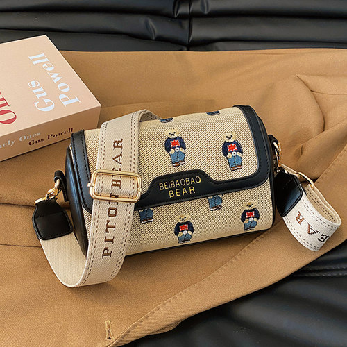 北包包小熊刺绣枕头包斜挎新款