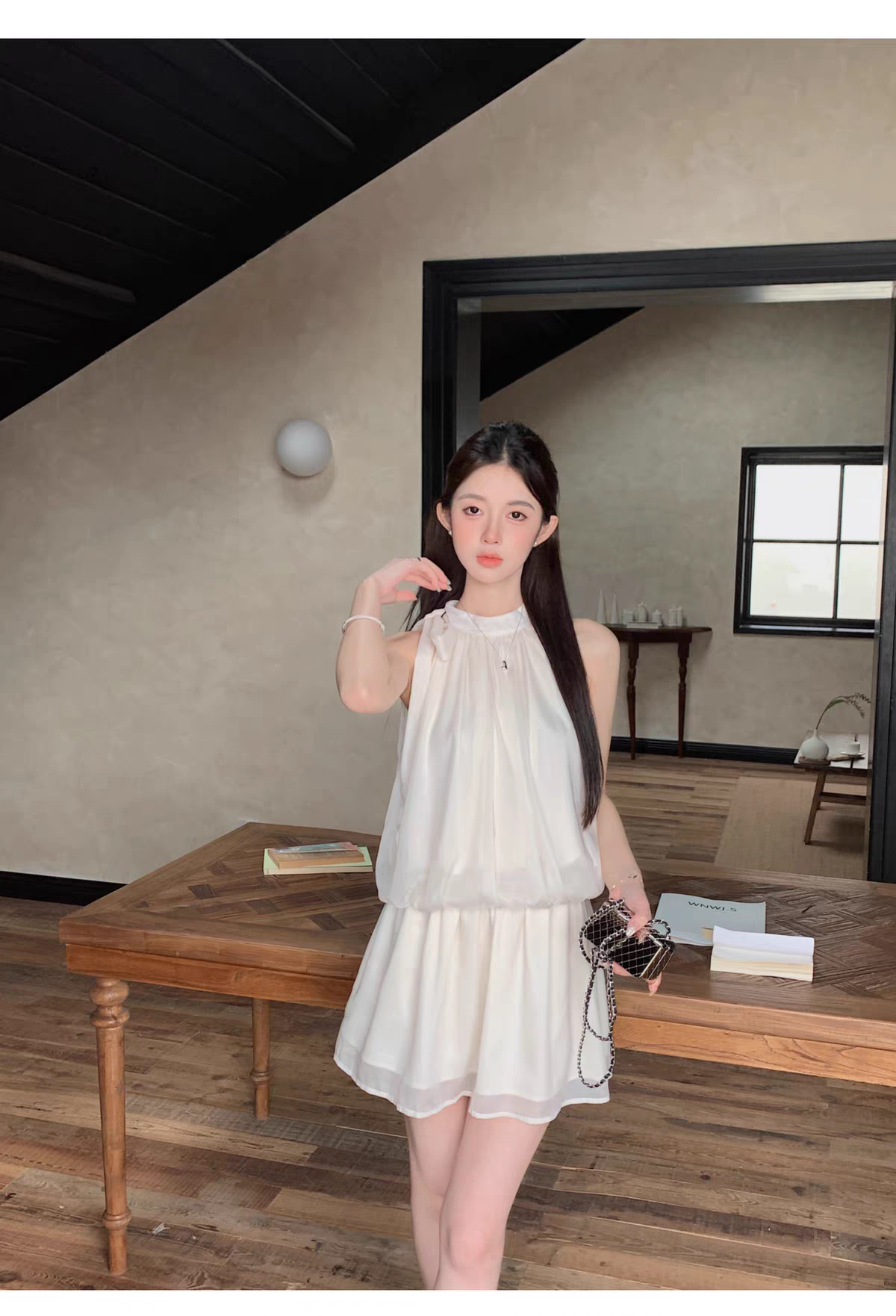 法式杏色无袖挂脖吊带连衣裙子女夏季2026新款度假小个子收腰短裙