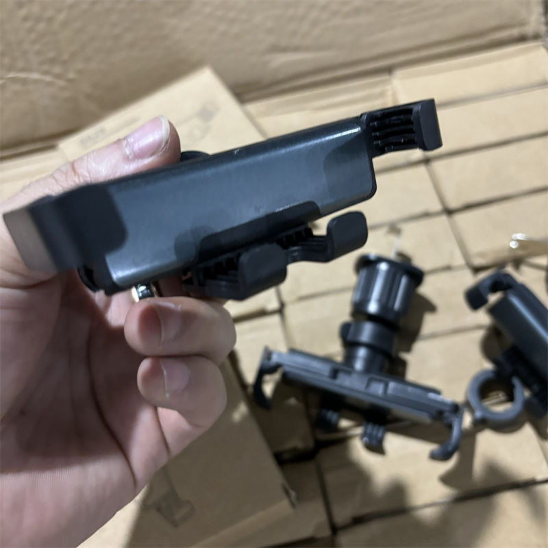 爆款车载手机支架出风口静音汽车通用导航架重力防抖挂钩式底座