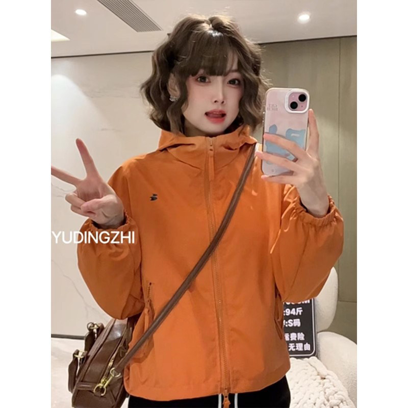南瓜色连帽短款冲锋衣女秋新款