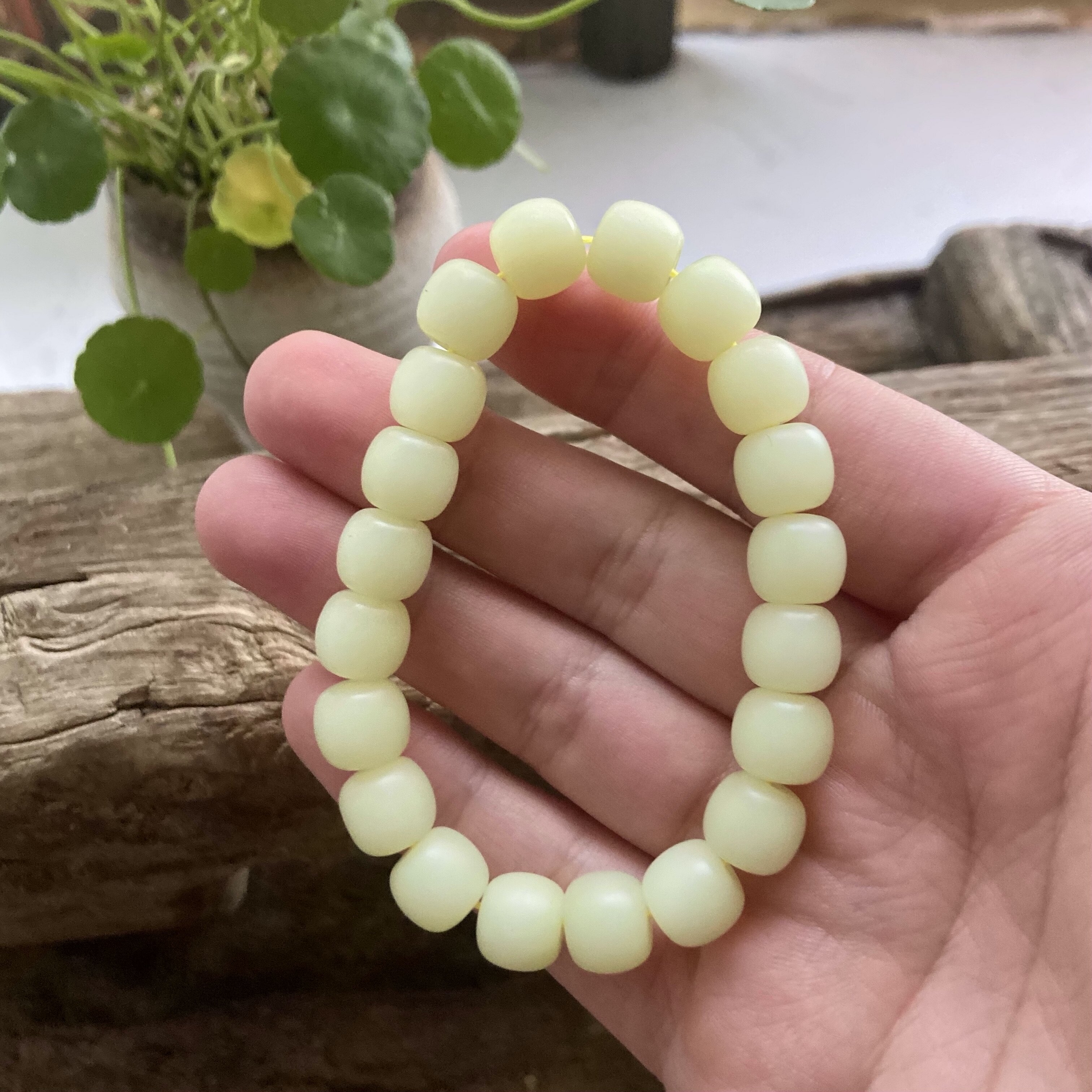如奶酪般油润天然新疆和田玉若羌黄口料鸡油黄老型珠手串10mm手链