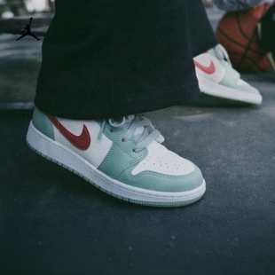 耐克乔丹大童轻便AJ1板鞋春季男女童平底低帮运动鞋JORDAN 553560