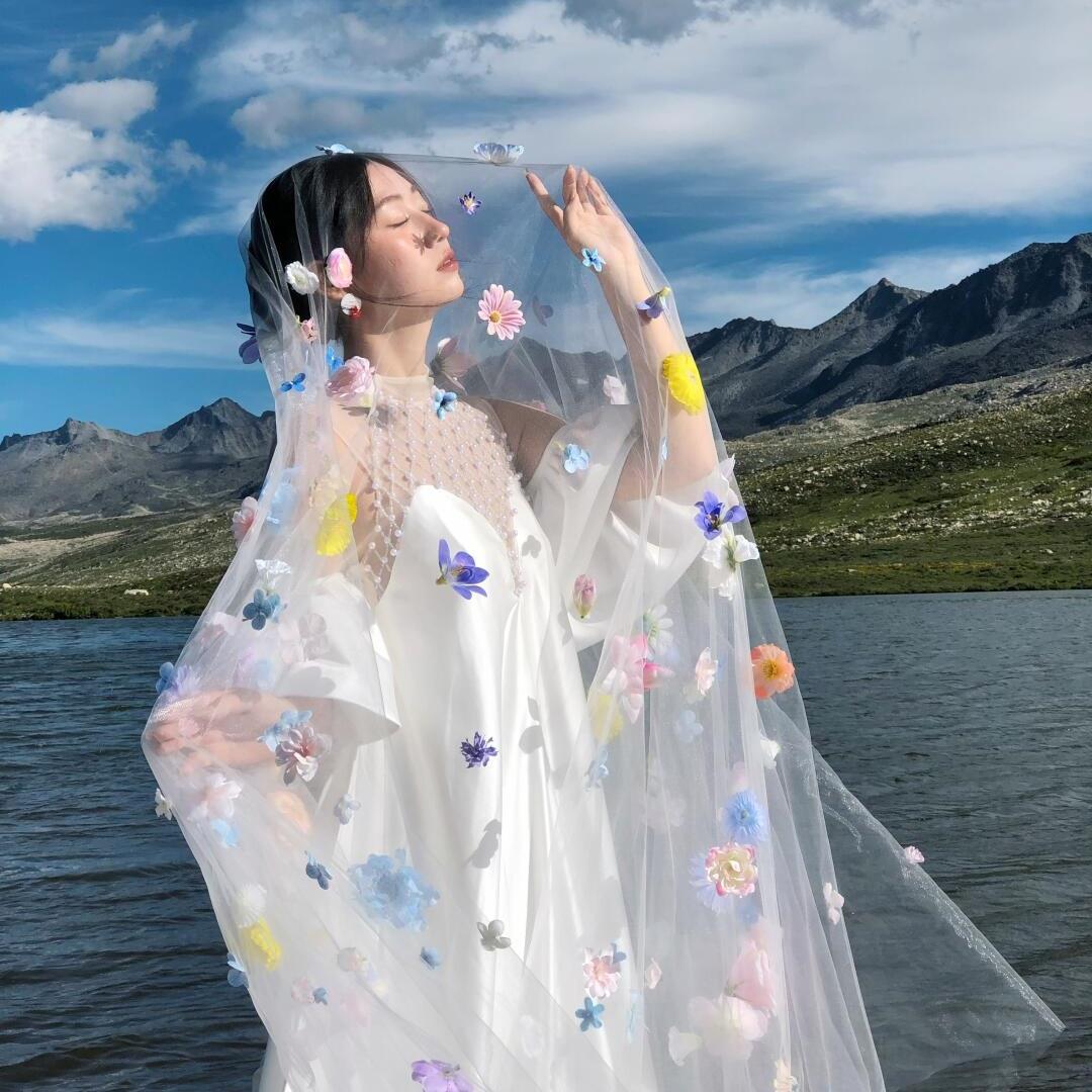 多巴胺彩色鲜花头纱拍照道具森系新娘婚纱照写真摄影领证登记装饰