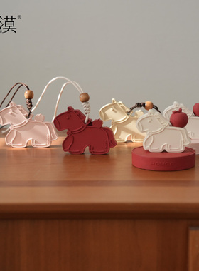 Homoo新年微瑕福袋后漠原创设计可爱小马扩香石车载香薰汽车装饰