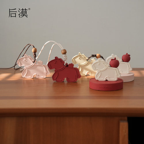 Homoo新年微瑕福袋后漠原创设计可爱小马扩香石车载香薰汽车装饰