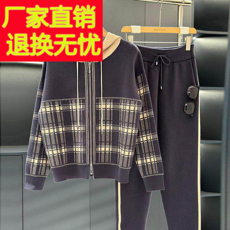 时尚洋气休闲妈妈装套装女连帽冬装新款休闲中老年格子针织两件套