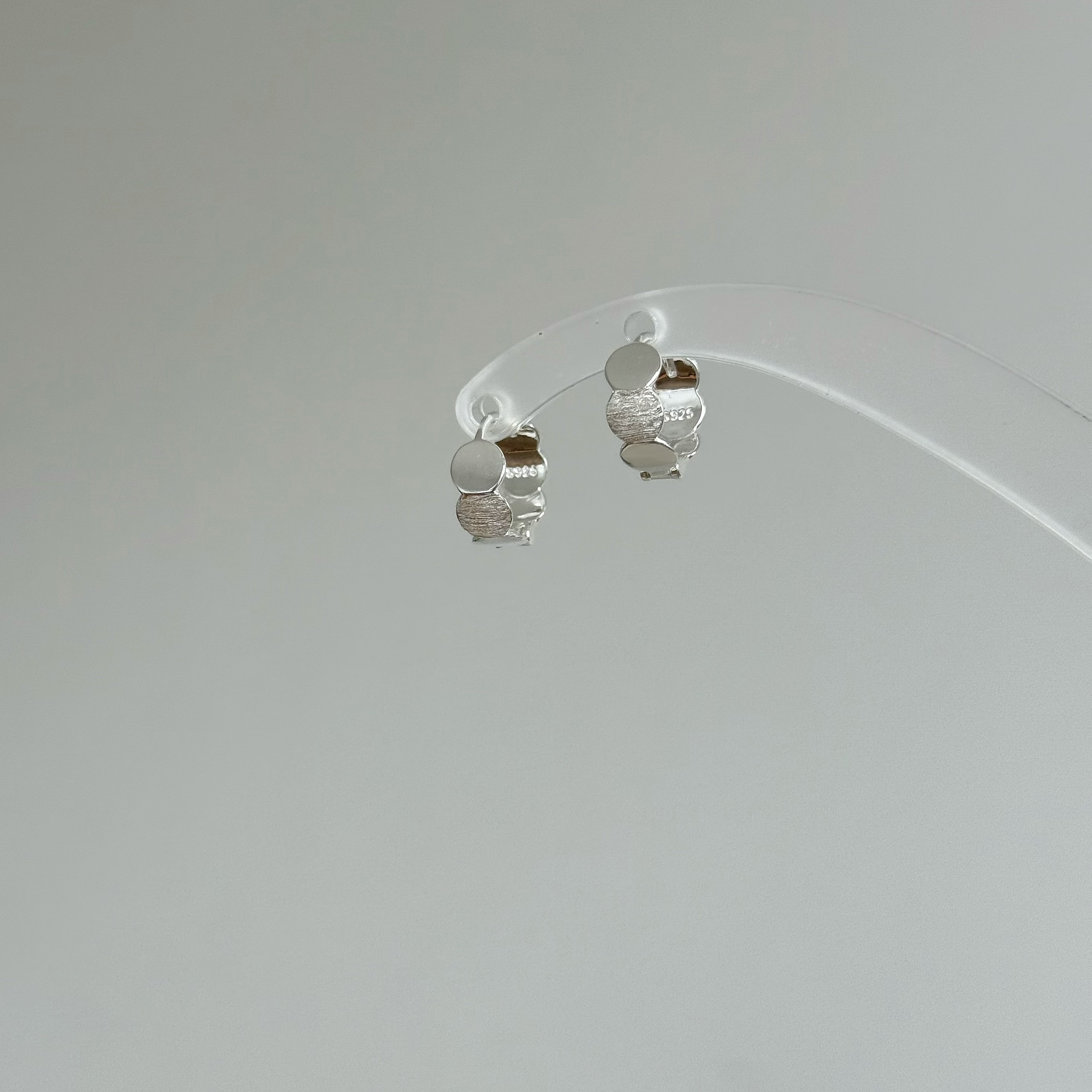 精致简约磨砂圆片耳扣s925纯银小众个性百搭耳环日常通勤耳饰气质