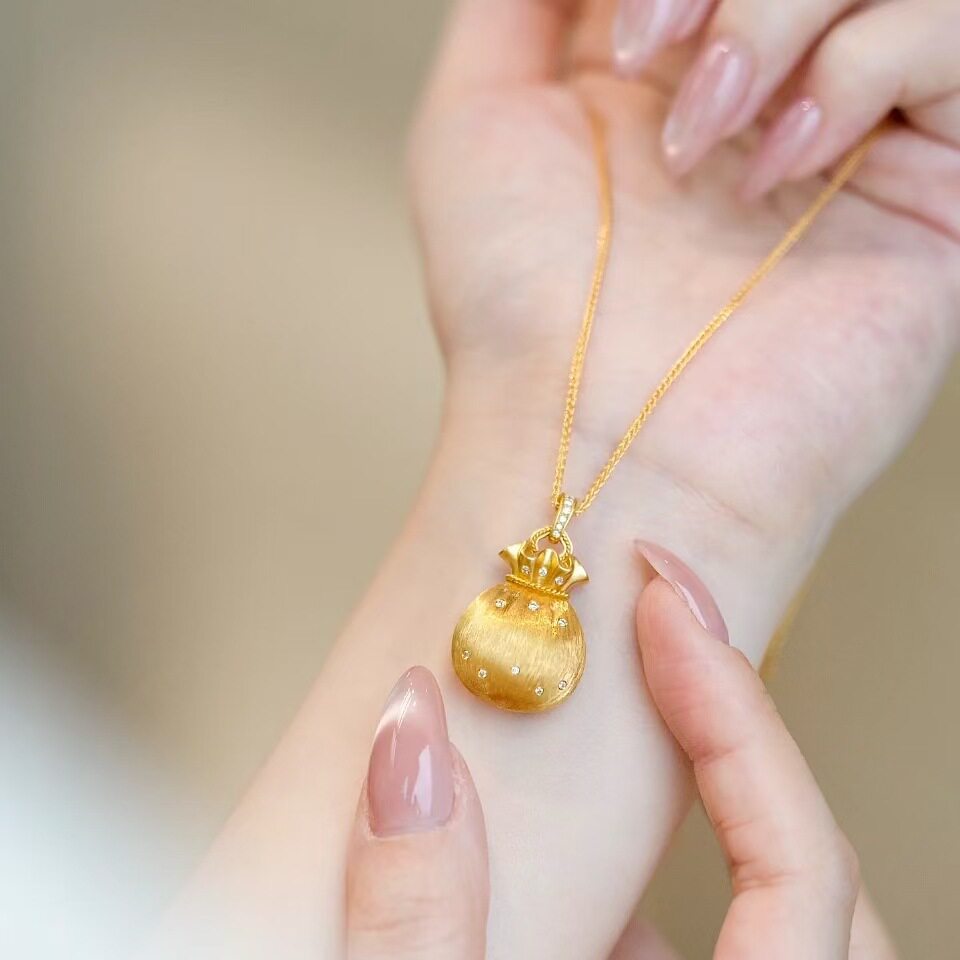 黄金色点钻拉丝福袋吊坠女项链招财进宝富贵一袋福精致配饰锁骨链