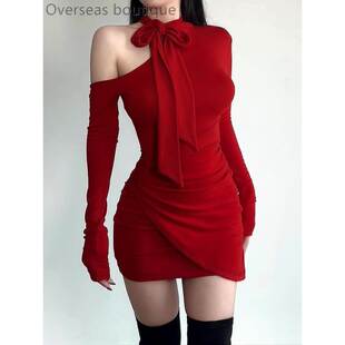 Red jumpsuit with waist bag and hip skirt红色连衣收腰包臀裙