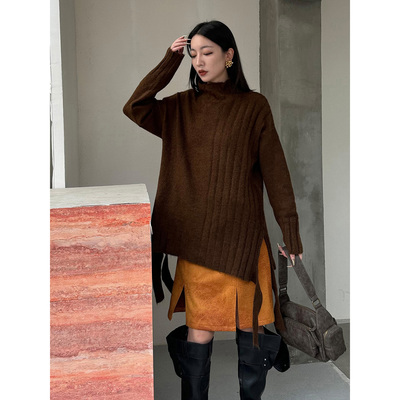半高领条纹织法拼接开叉飘带毛衣