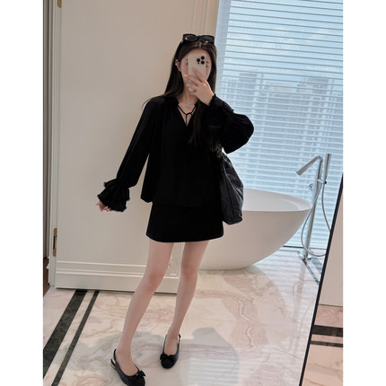 RUBBIT通勤不沉闷 进口三醋酸法式荷叶袖衬衣气质黑色系带V领衬衫