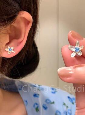 ChangGe Studio 清冷海蓝钻立体五瓣花朵耳钉女小巧不规则ins风森