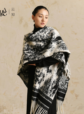 云知2025年新款黑白水墨流苏披肩女复古式围脖巾高级感斗篷式围巾