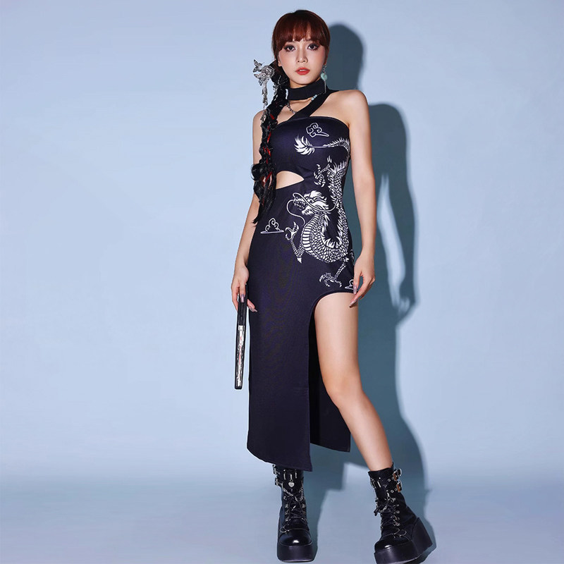 黑色挂脖性感龙纹女歌手连衣裙图片