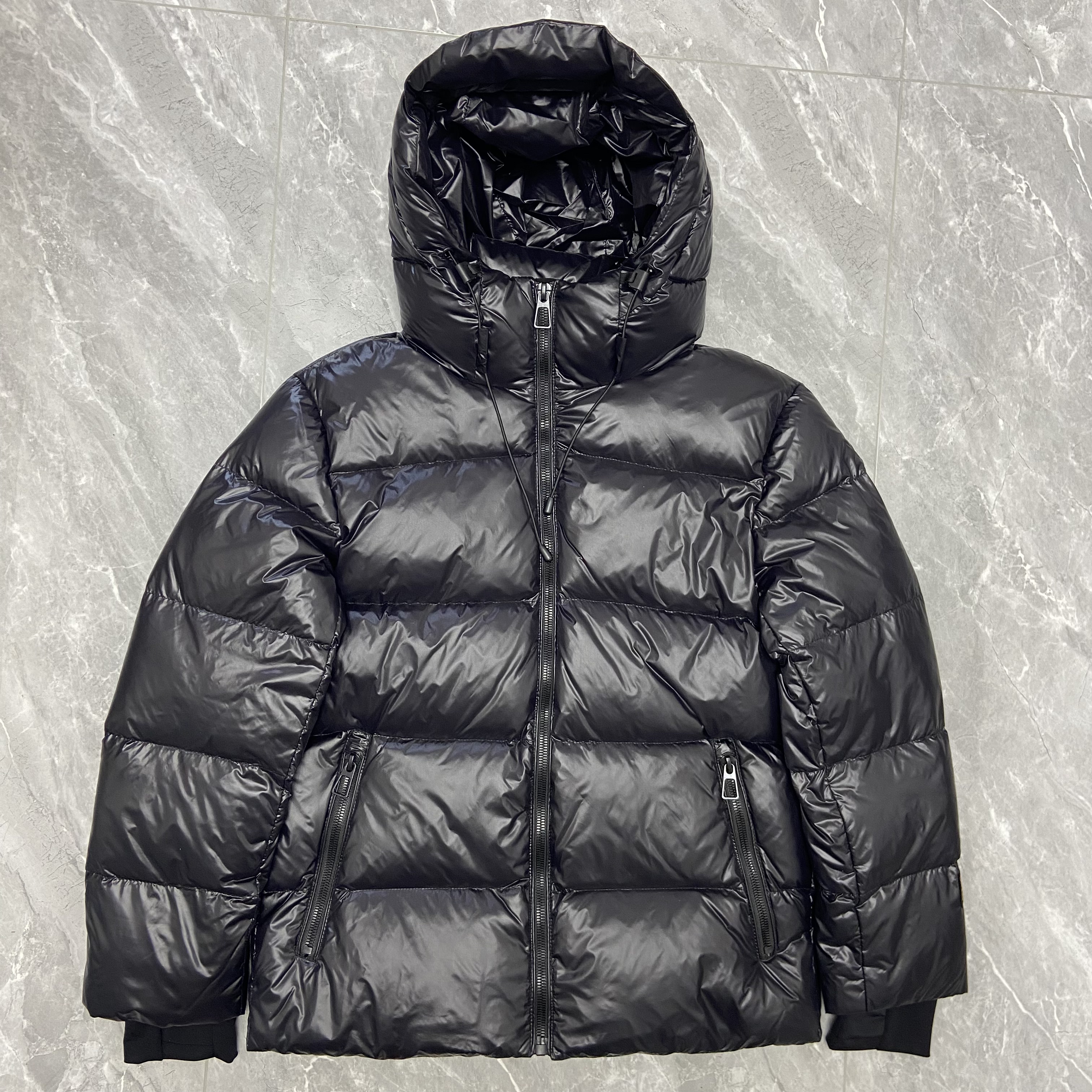 鹅绒连帽羽绒服2025冬季新款黑色亮皮短款男女同款加厚保暖面包服