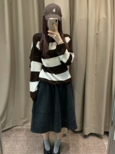 韩版宽松显瘦圆领黑白条纹条纹针织衫女2026秋季软糯露肩套头毛衣