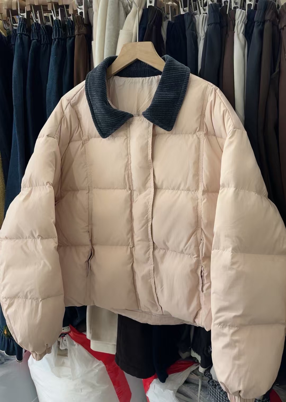 薄款羽绒服2025冬季新款时尚洋气翻领拼色设计轻薄保暖外套