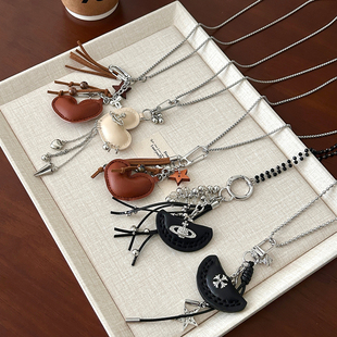 2025新款 项链女小众设计感毛衣链高级感配饰 爱心皮质钥匙扣长款