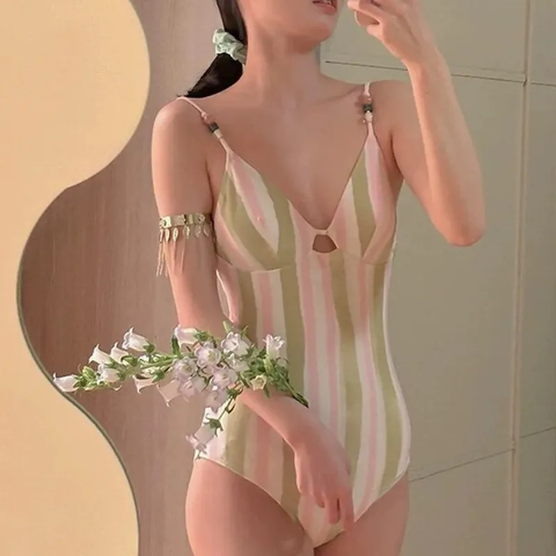 连体泳衣甜美女约会高级感海边度假温泉撞色法式新款2025度假条纹