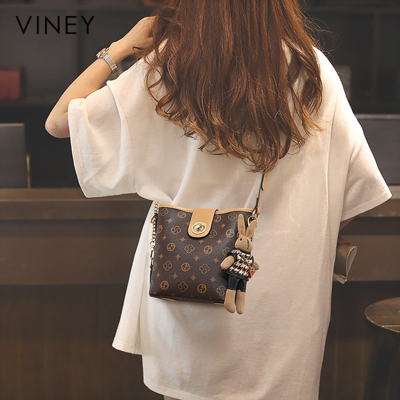 Viney水桶包包女式2024秋冬新款斜挎包大容量妈妈包高级感单肩包
