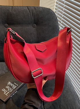 大容量红色饺子包包女士2025新款轻便斜挎包休闲旅行包百搭通勤包