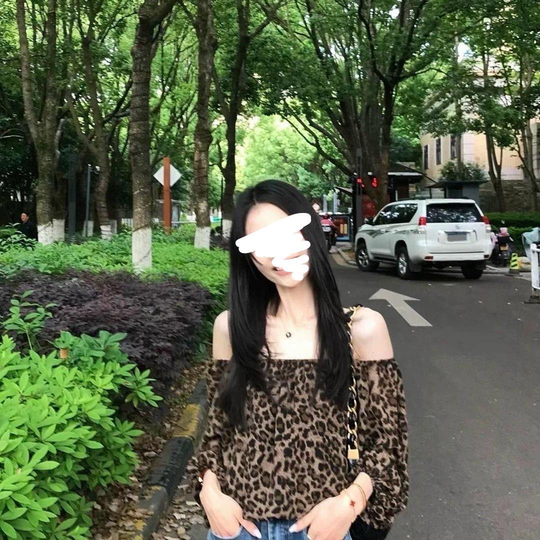 法式复古豹纹一字肩上衣