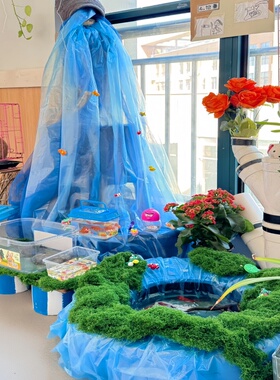 幼儿园植物角水培区蓝色薄膜装饰春夏季环创布置生态角流水瀑布池