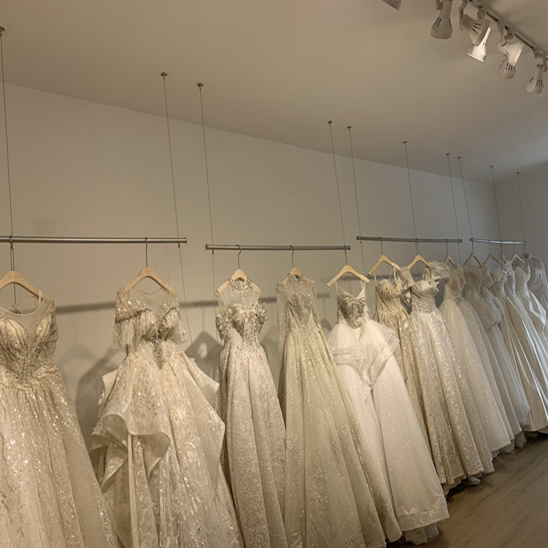 影楼礼服吊挂上墙高档婚纱店
