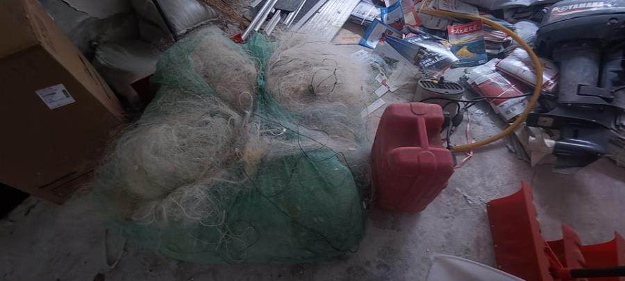 变卖冲锋舟1艘、船用推进器1台、渔网40片、水库2条、绿色网布6片、船桨2个、脚踩打气筒1个、红色油桶1个及非法捕捞鱼类：五道黑288.5公斤、狗鱼4.35公斤、杂鱼2.33公斤、湖似鲤2.3公斤