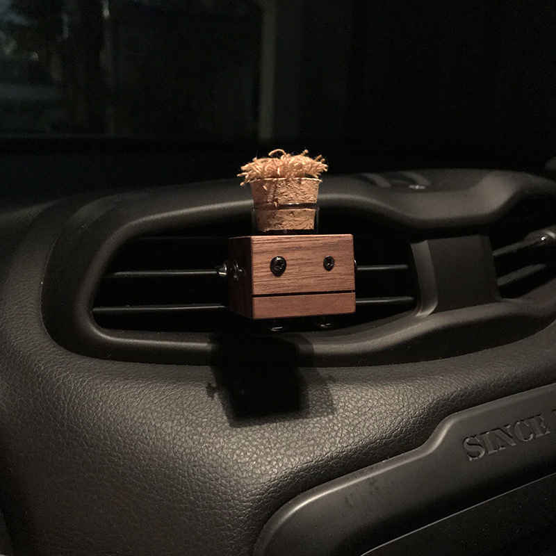 爆款汽车装饰车载空瓶车用原木香水创意礼物木质香薰出风口香水