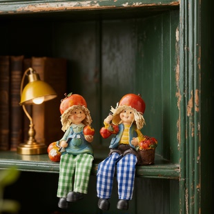 卡通风苹果女孩桌面摆件树脂工艺品客厅装 饰可爱田园风小摆件