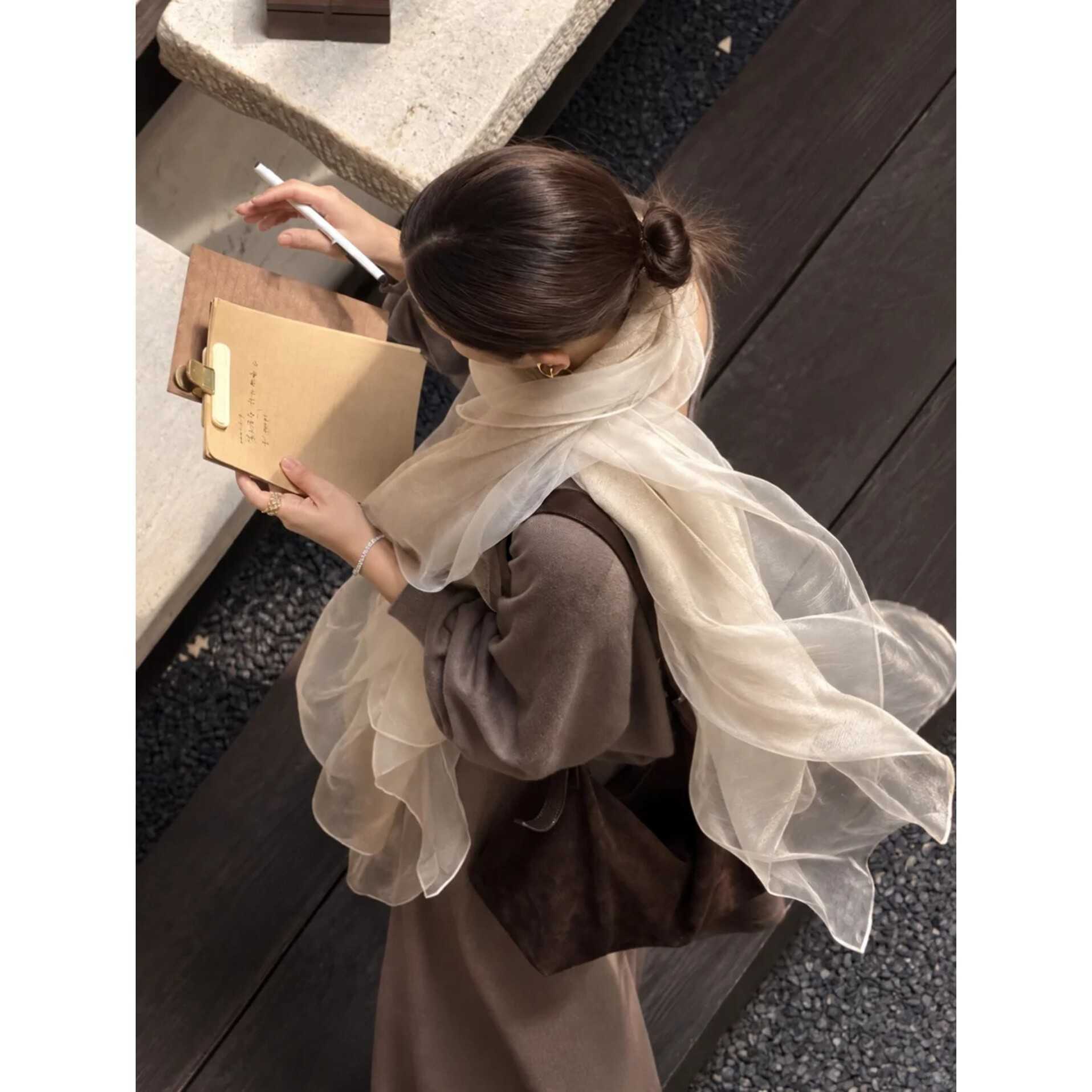 韩系高级感丝巾女2026新款秋冬季休闲轻薄纱巾围巾氛围感披肩外搭