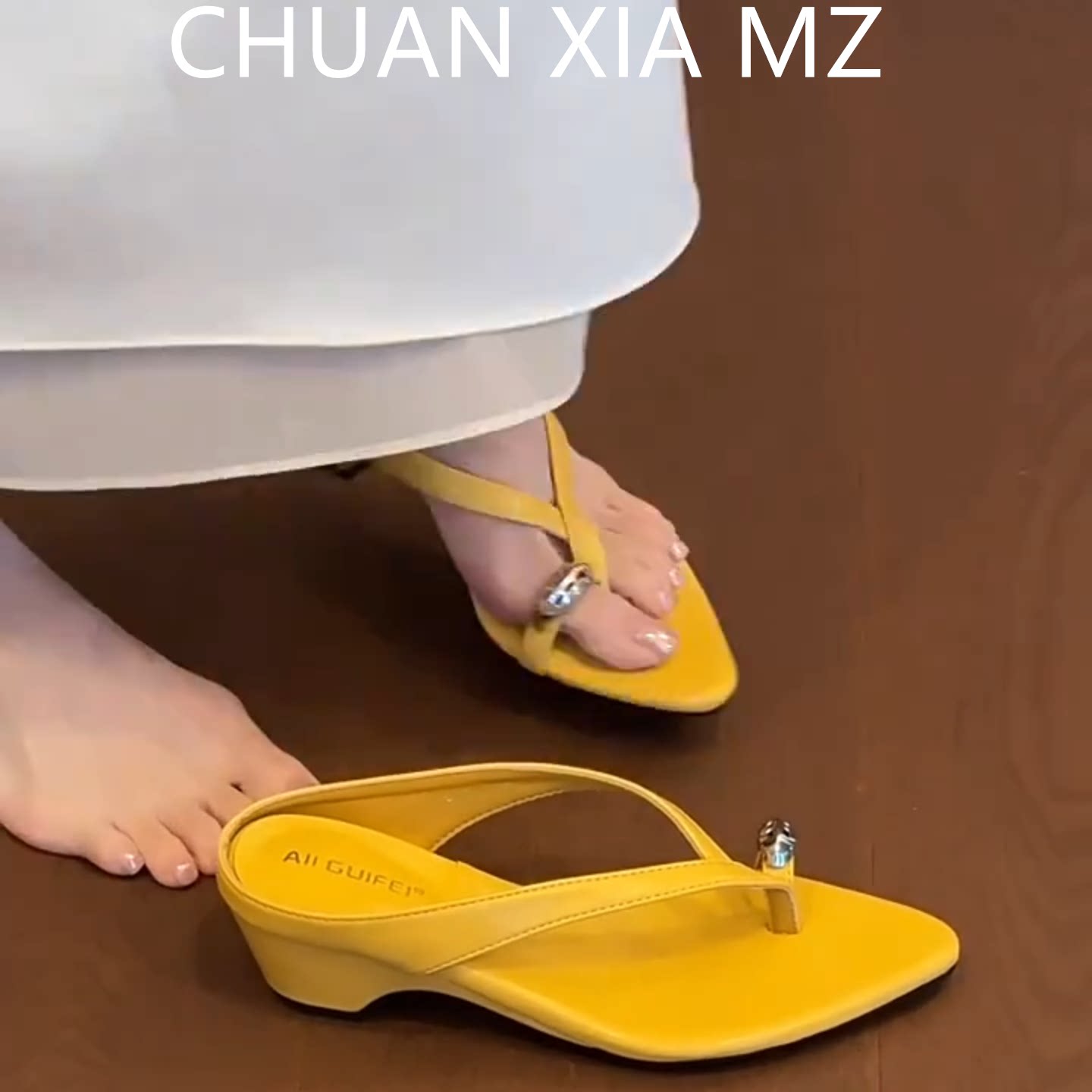 羊皮版~柠檬黄夹趾凉拖鞋