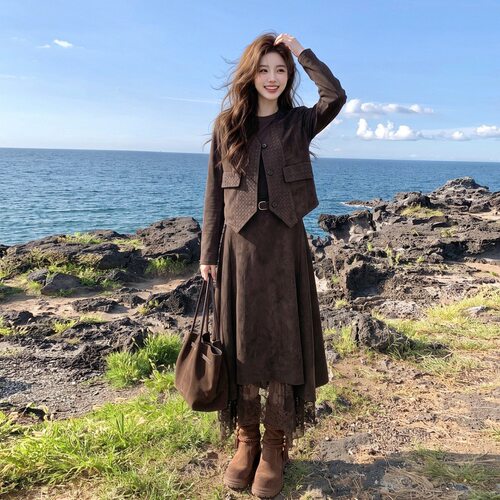 麂皮绒马甲A字半身裙套装女秋季新款气质设计感格子打底衫三件套