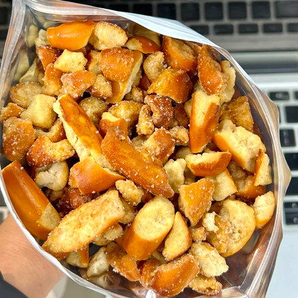 60包 好吃到舔手~完全停不下！碱水面包干丁海盐焦糖味网红小零食