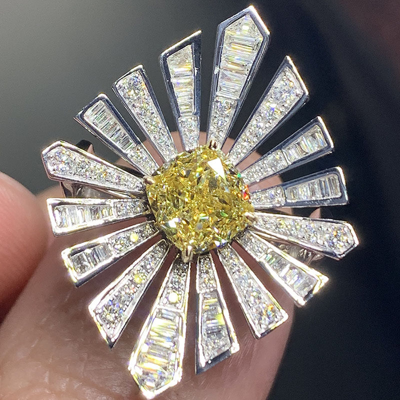 GIA证书1.72克拉中彩黄FBY大戒面枕形VS1天然黄钻镶嵌三用款戒指