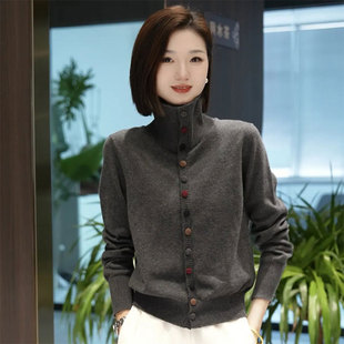 高领彩扣羊绒针织衫女秋冬时尚高端设计毛衣开衫时尚宽松百搭外套