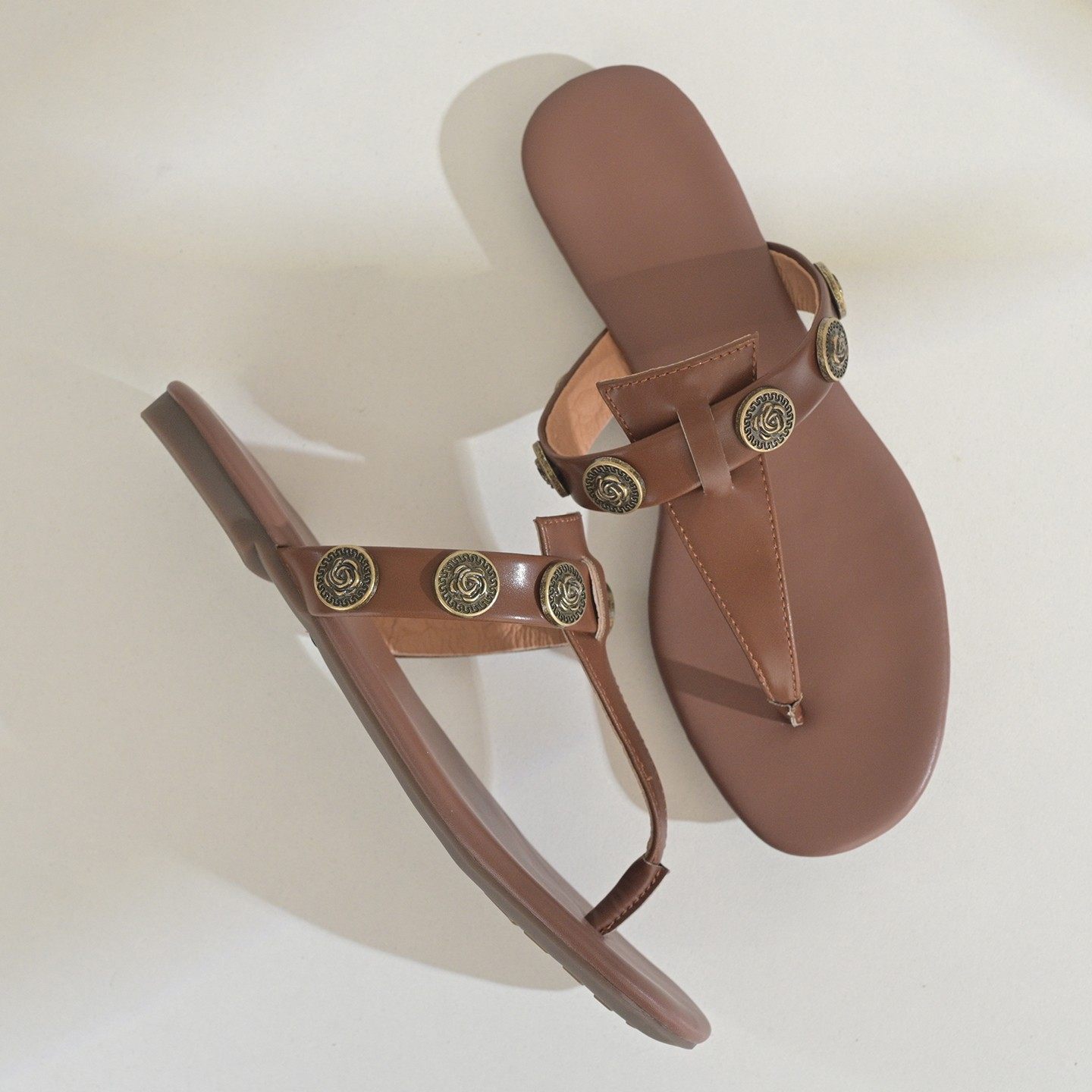 步享欧美时尚铆钉夹趾人字拖鞋女夏外穿2025新款圆头平底真皮凉拖,女鞋,人字拖,淘宝优惠券,粉丝福利购,淘宝优惠卷