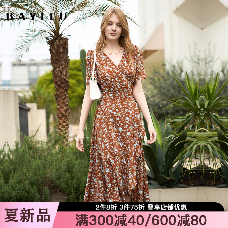 芭依璐2025夏季新款碎花V领设计连衣裙法式气质优雅显瘦包臀裙