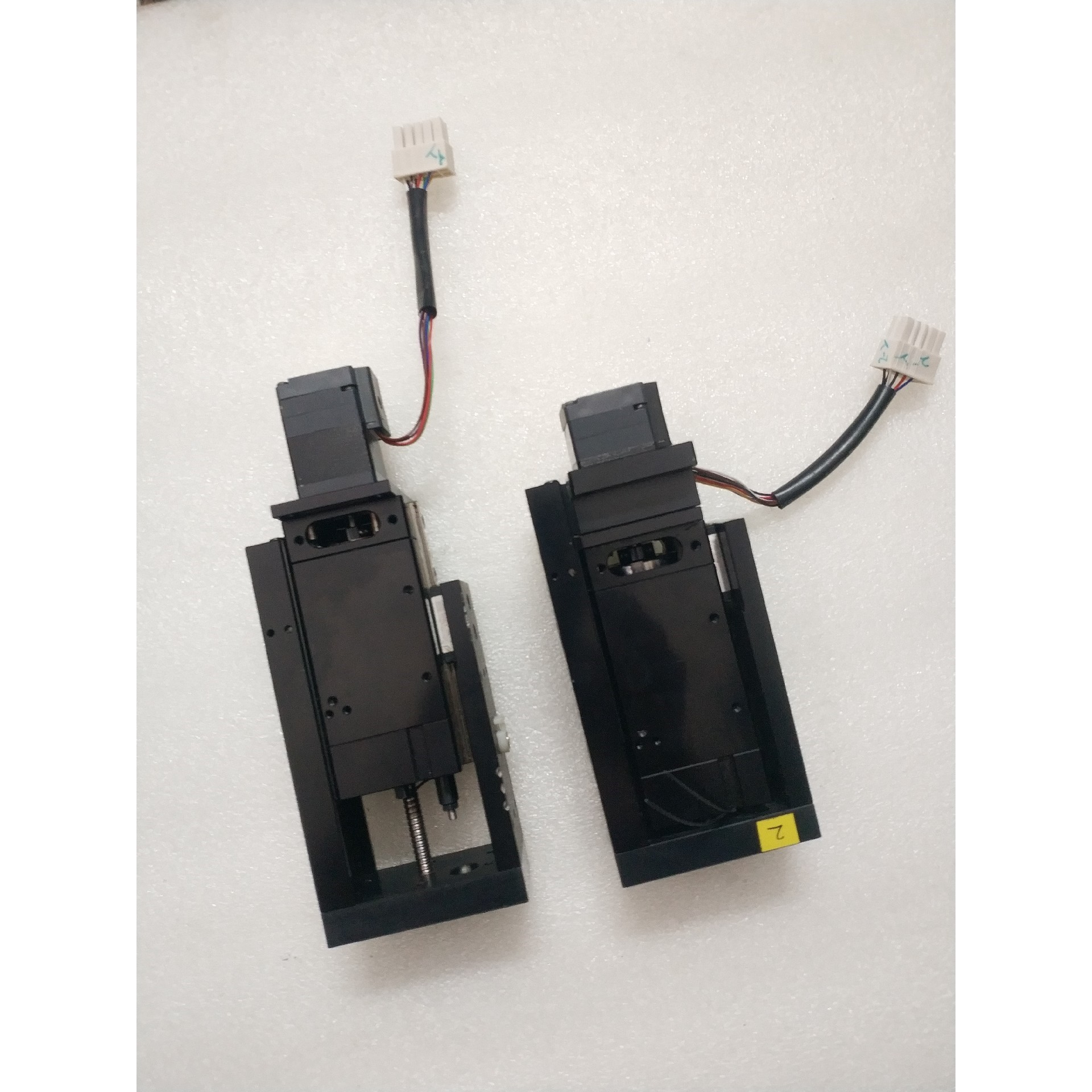 出2个小滑台,带东方马达ASM66AK,一条小丝杆,一条NB