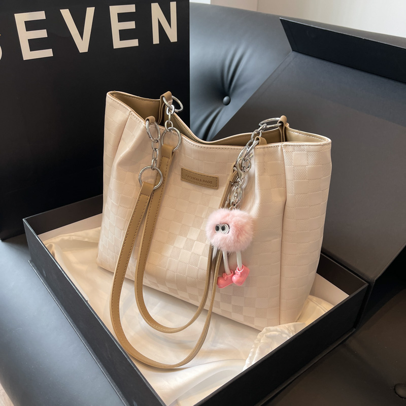 可爱毛球娃娃大容量高级感托特包2025新款大学生上课通勤单肩女包