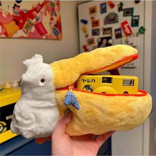 可爱鹈鹕公仔相机包女化妆包毛绒耳机零钱收纳包迷你旅行随身包