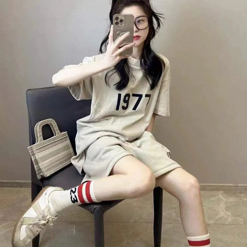 2024 새로운 여름 편지 인쇄 1977 여학생을위한 반팔 정장 느슨한 한국 하이 스트리트 간단한 티셔츠 트렌드