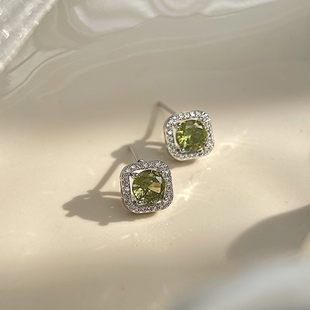 「青槐庄园」复古法式高级感橄榄绿锆石方形绿色耳钉无耳洞耳夹女