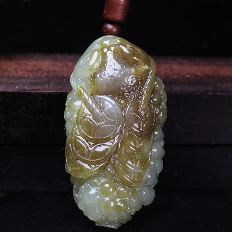 天然新疆和田玉糖青玉金蟾送宝玉