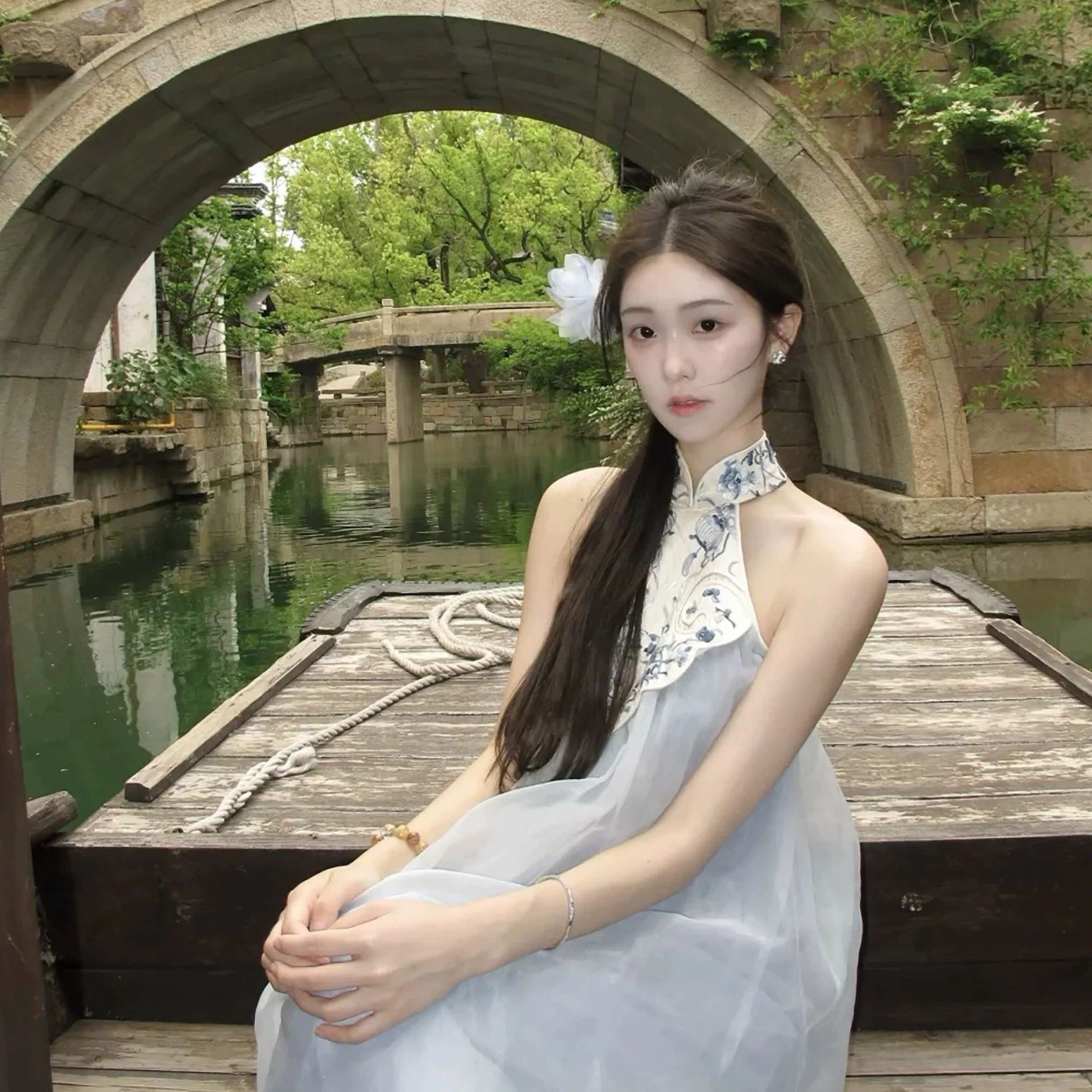 清冷感江南少女连衣裙2025夏季新款温婉大气挂脖无袖蓝色长裙子