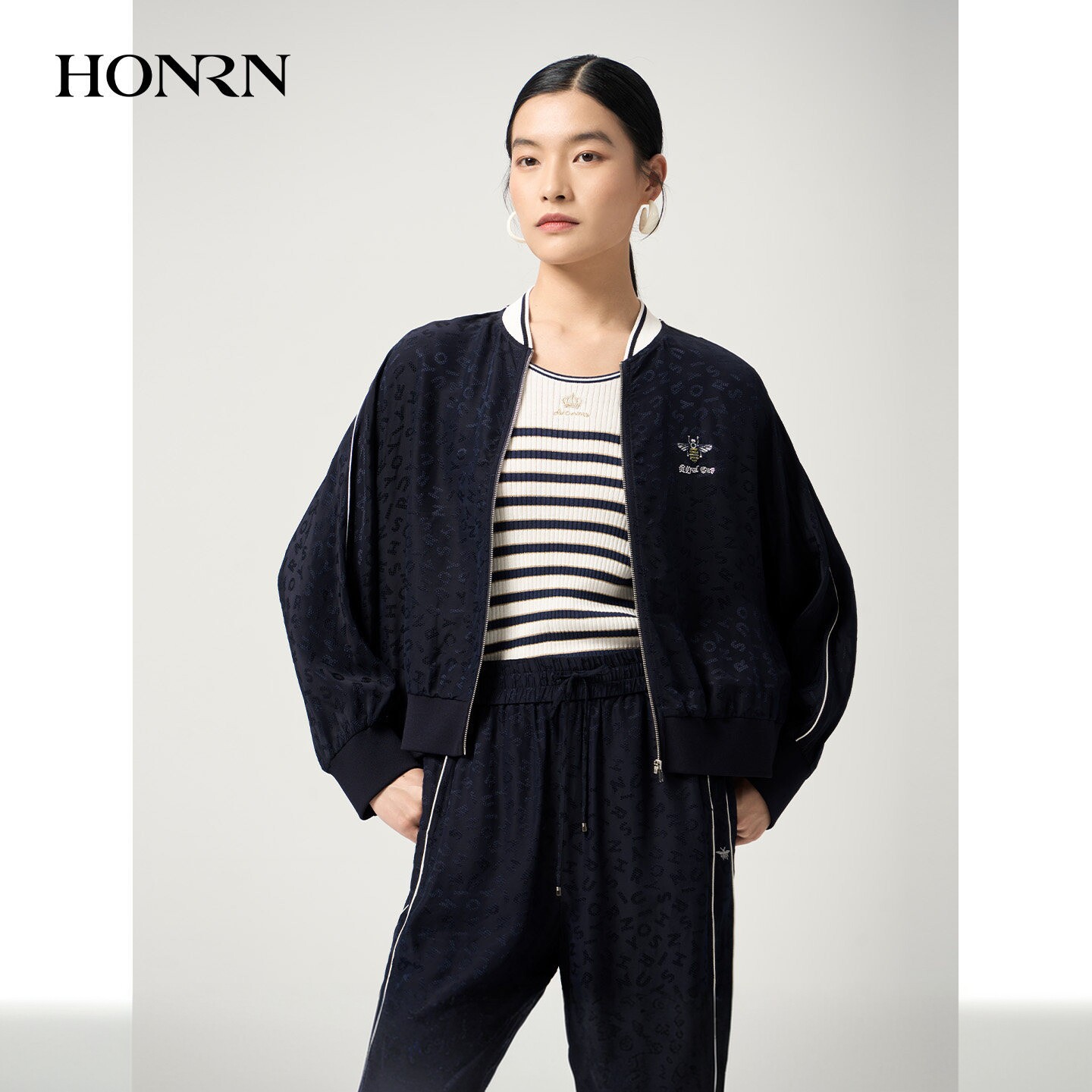HONRN/红人藏蓝色桑蚕丝混纺短款棒球领外套春夏新款HJ22OS911