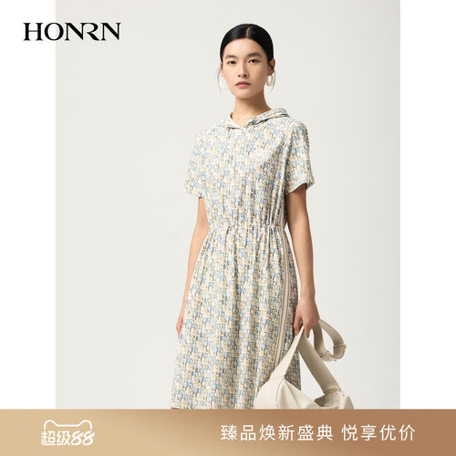 红人数字印花连帽收腰连衣裙