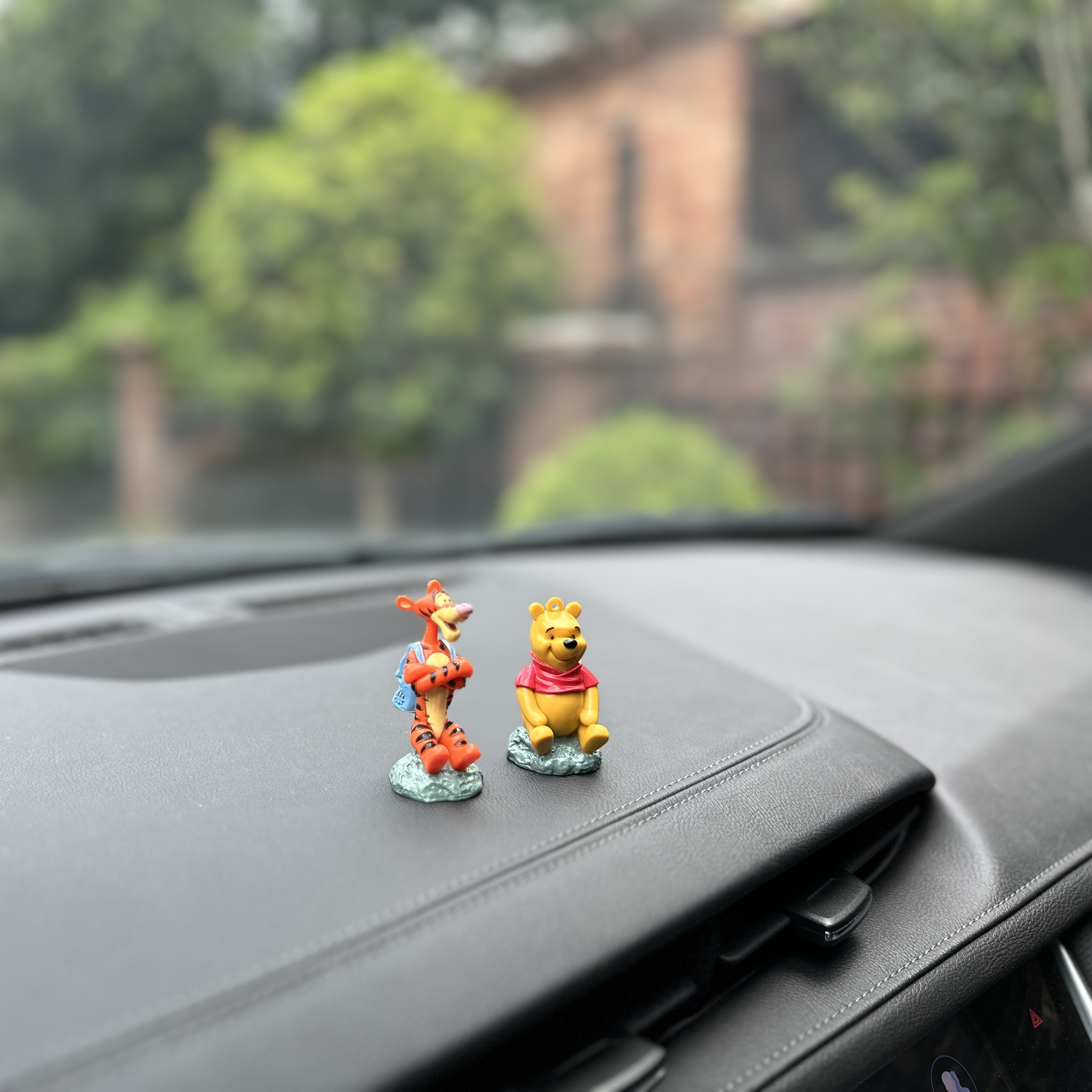 包邮小熊维尼汽车中控台摆件可爱卡通公仔跳跳虎车载装饰车内个性